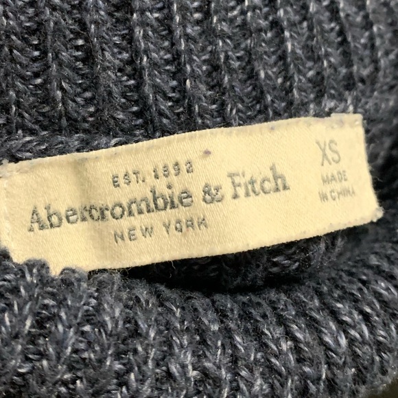 Turtleneck sleeveless top - Picture 3 of 3